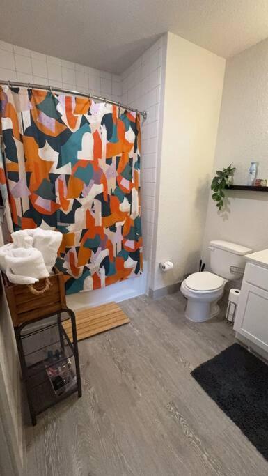 Beautiful On Riverwalk King W Free Parking Pet Friendly Centrally Located On The Riverwalk Apartamento