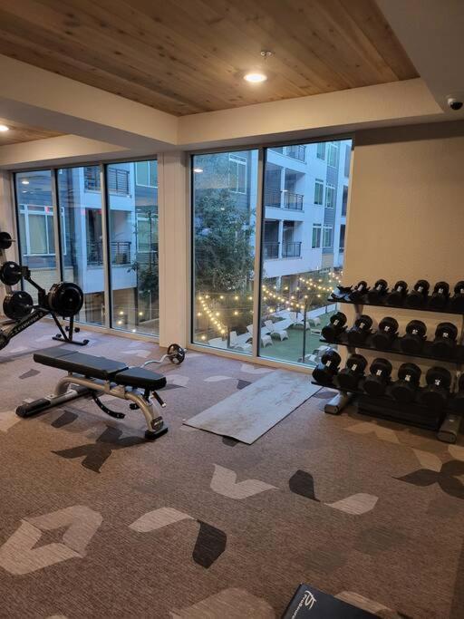 Beautiful On Riverwalk King W Free Parking Pet Friendly Centrally Located On The Riverwalk Apartamento *