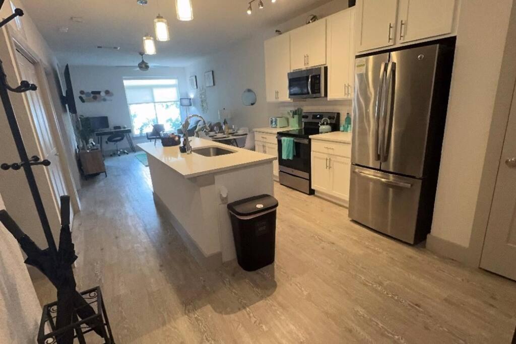 Beautiful On Riverwalk King W Free Parking Pet Friendly Centrally Located On The Riverwalk Apartamento
