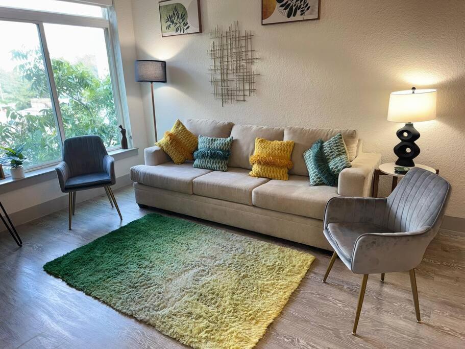 Beautiful On Riverwalk King W Free Parking Pet Friendly Centrally Located On The Riverwalk Apartamento