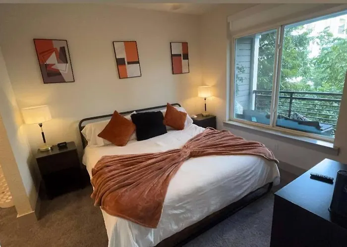 Beautiful Condo On Riverwalk King Suite W Free Parking Pet Friendly Centrally Located On The Riverwalk