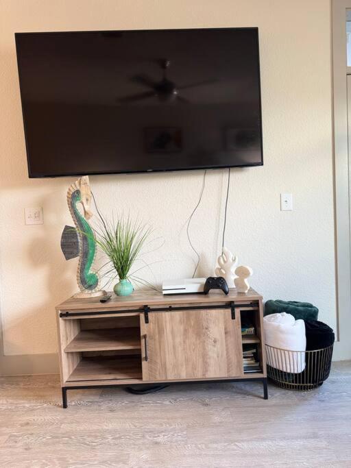 Beautiful On Riverwalk King W Free Parking Pet Friendly Centrally Located On The Riverwalk