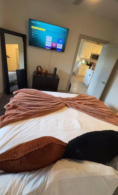 Beautiful On Riverwalk King W Free Parking Pet Friendly Centrally Located On The Riverwalk * San Antonio
