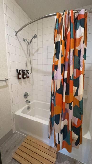 Beautiful On Riverwalk King W Free Parking Pet Friendly Centrally Located On The Riverwalk *