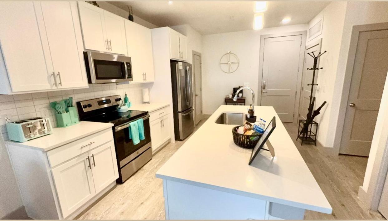 Beautiful On Riverwalk King W Free Parking Pet Friendly Centrally Located On The Riverwalk Apartment San Antonio