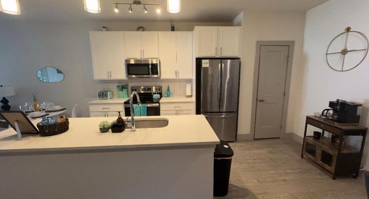 Beautiful On Riverwalk King W Free Parking Pet Friendly Centrally Located On The Riverwalk Apartment *